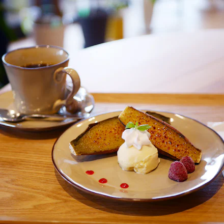【佐島】焦がし香る焼き芋ブリュレと、読書の至福時間「マゼラン湘南佐島 Book cafe」